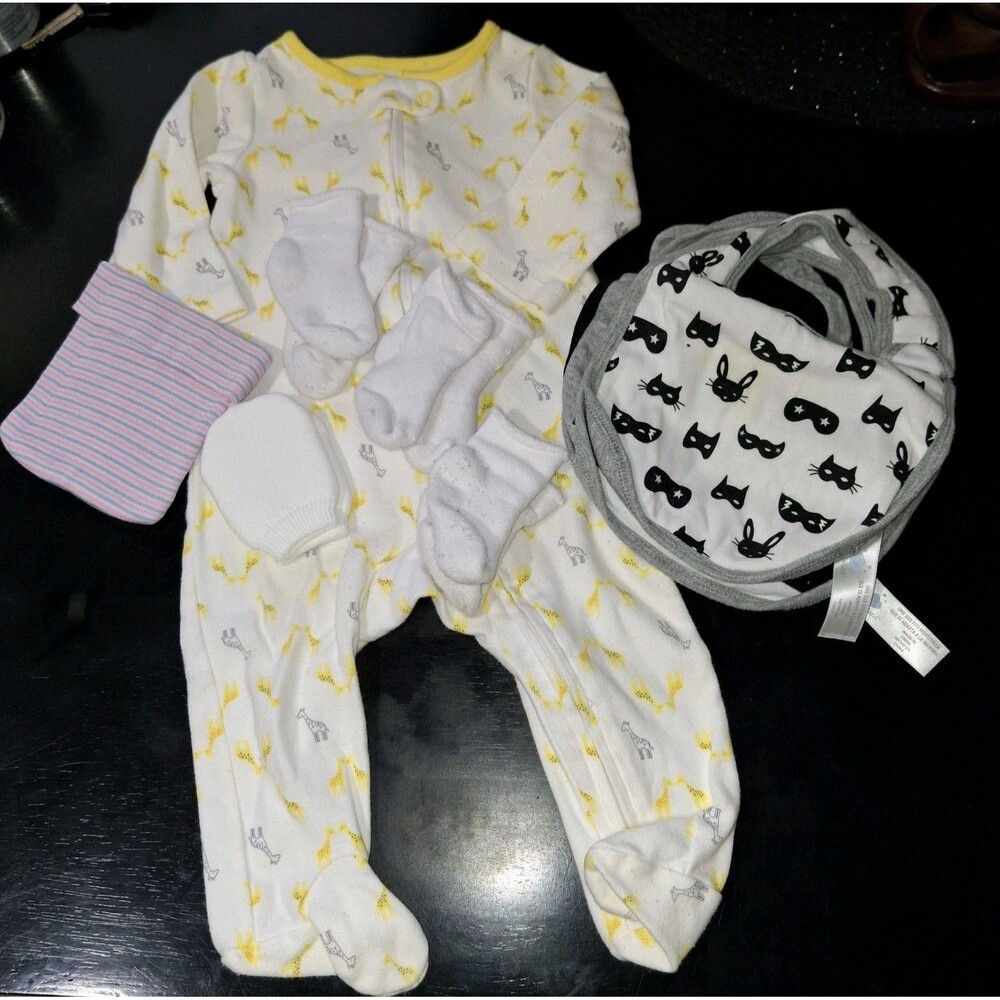 Lot Of 10 Baby Boy Clothes 1 3-6m Sleeper 3 Pr Booties 1 Mittens 4 Bibs 1 Hat